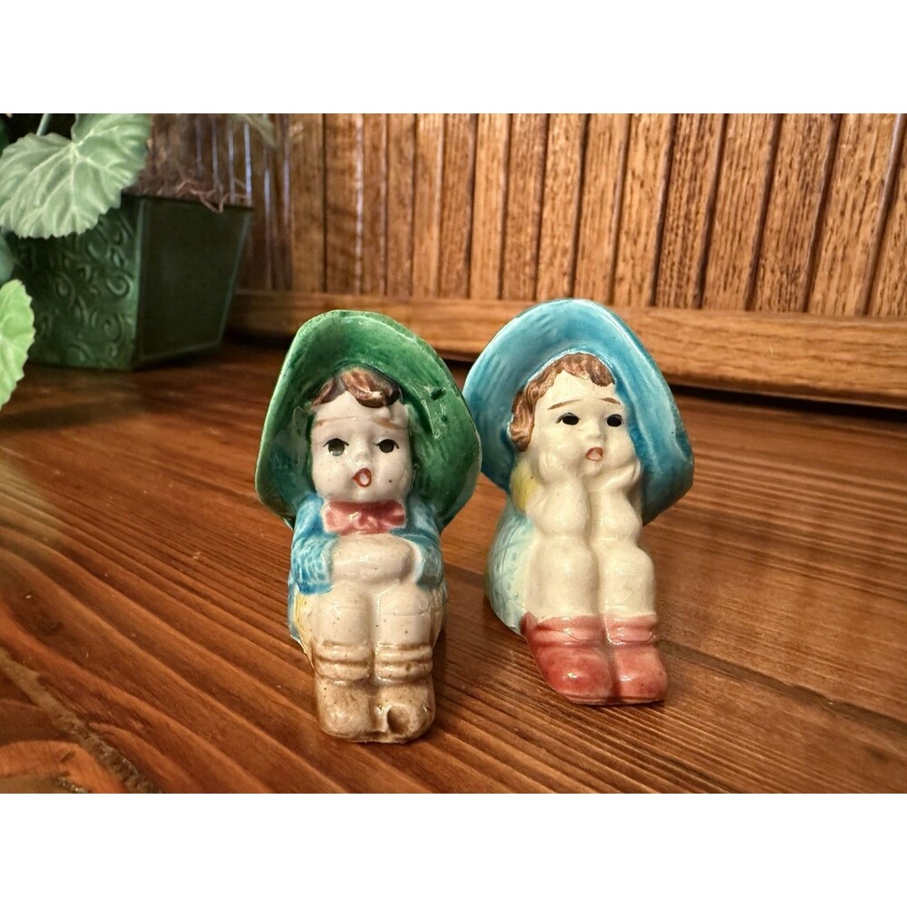 Vintage Boy Girl Bonnet Salt Pepper Shakers Ceramic Figurine Set Cute Pair